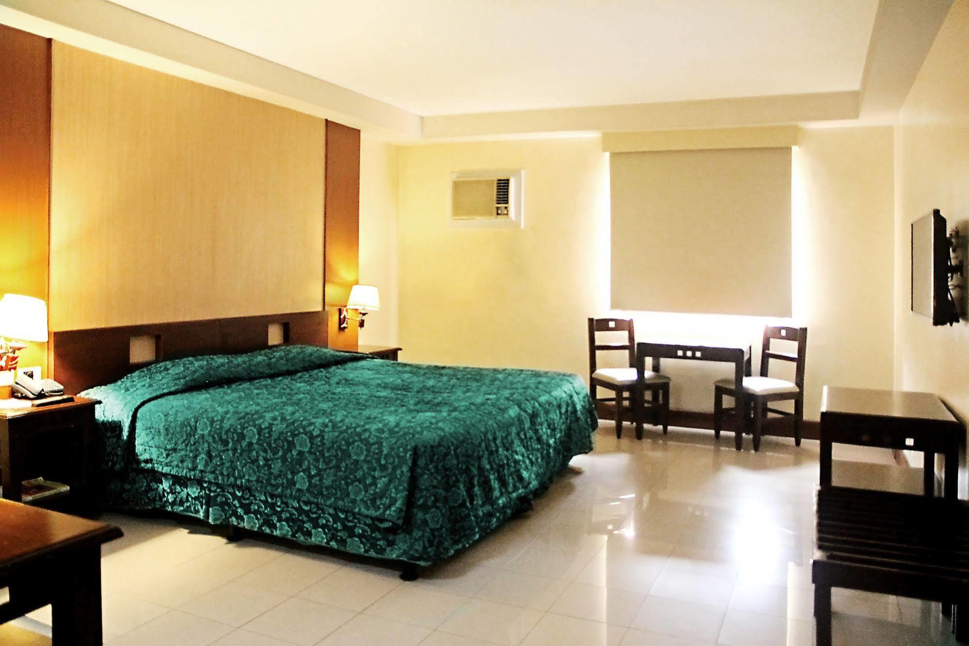 Cherry Blossoms Hotel มะนิลา ภายนอก รูปภาพ