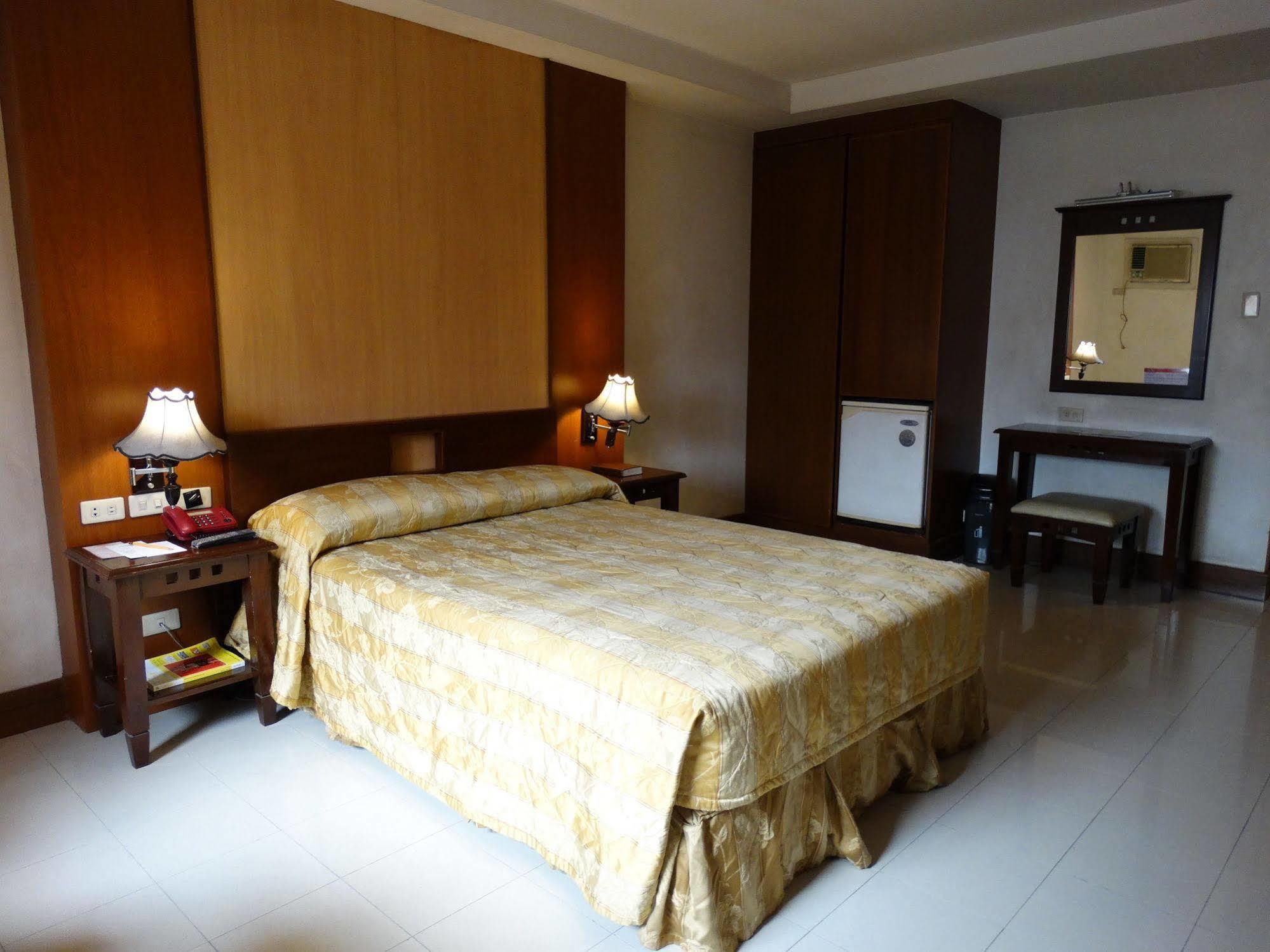 Cherry Blossoms Hotel มะนิลา ภายนอก รูปภาพ