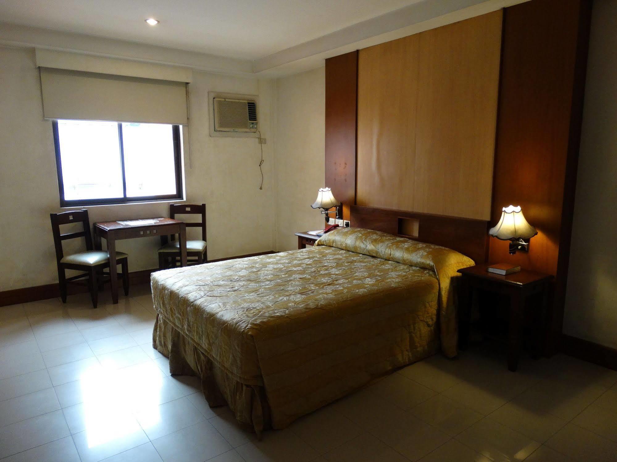 Cherry Blossoms Hotel มะนิลา ภายนอก รูปภาพ