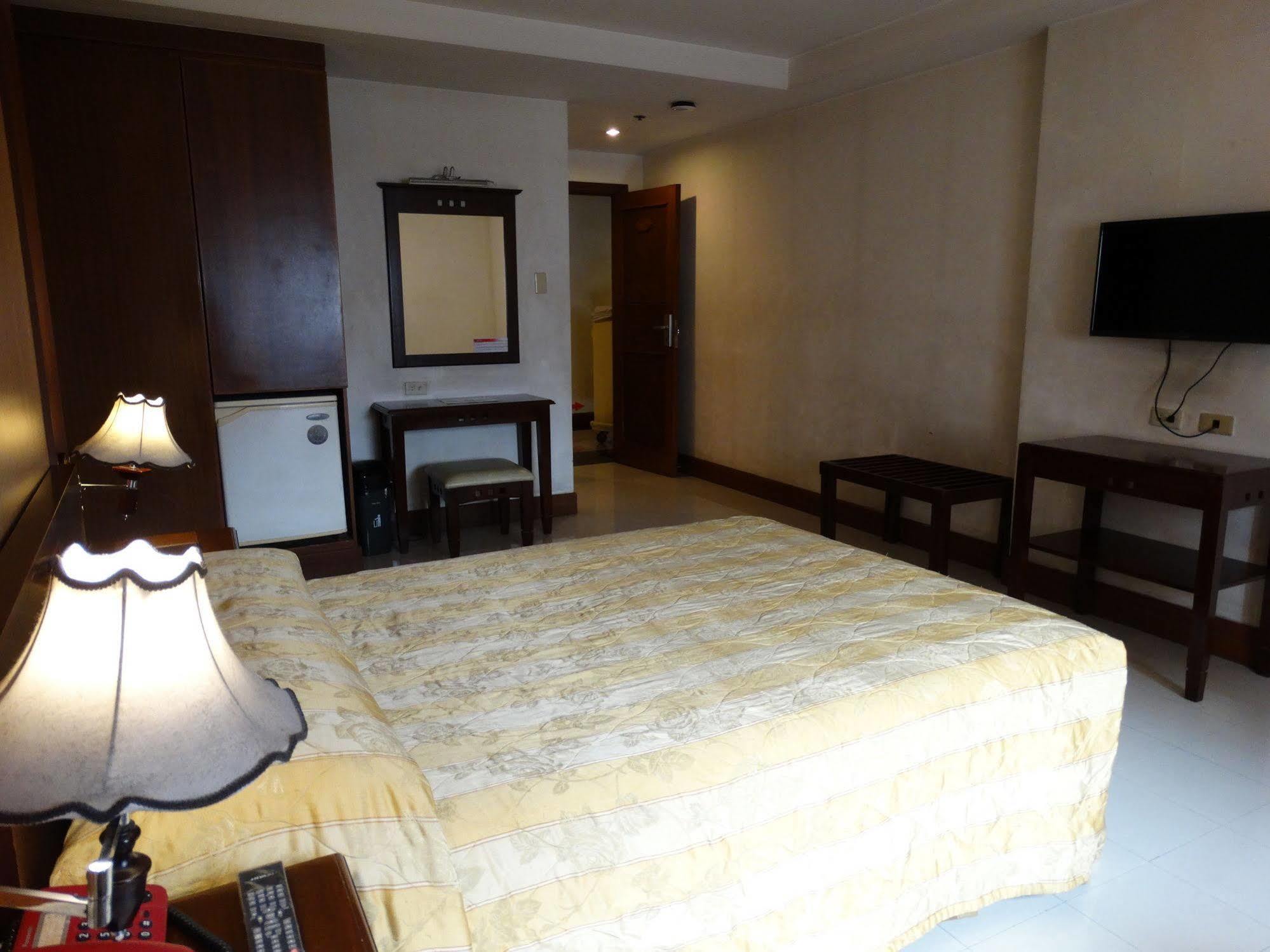 Cherry Blossoms Hotel มะนิลา ภายนอก รูปภาพ