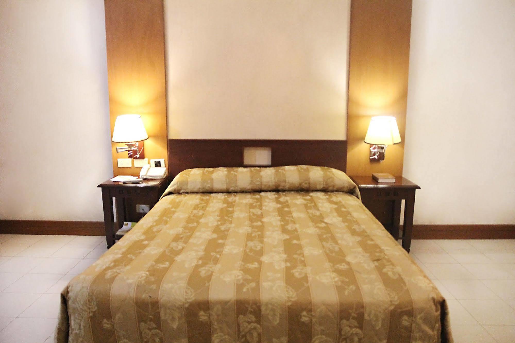 Cherry Blossoms Hotel มะนิลา ภายนอก รูปภาพ