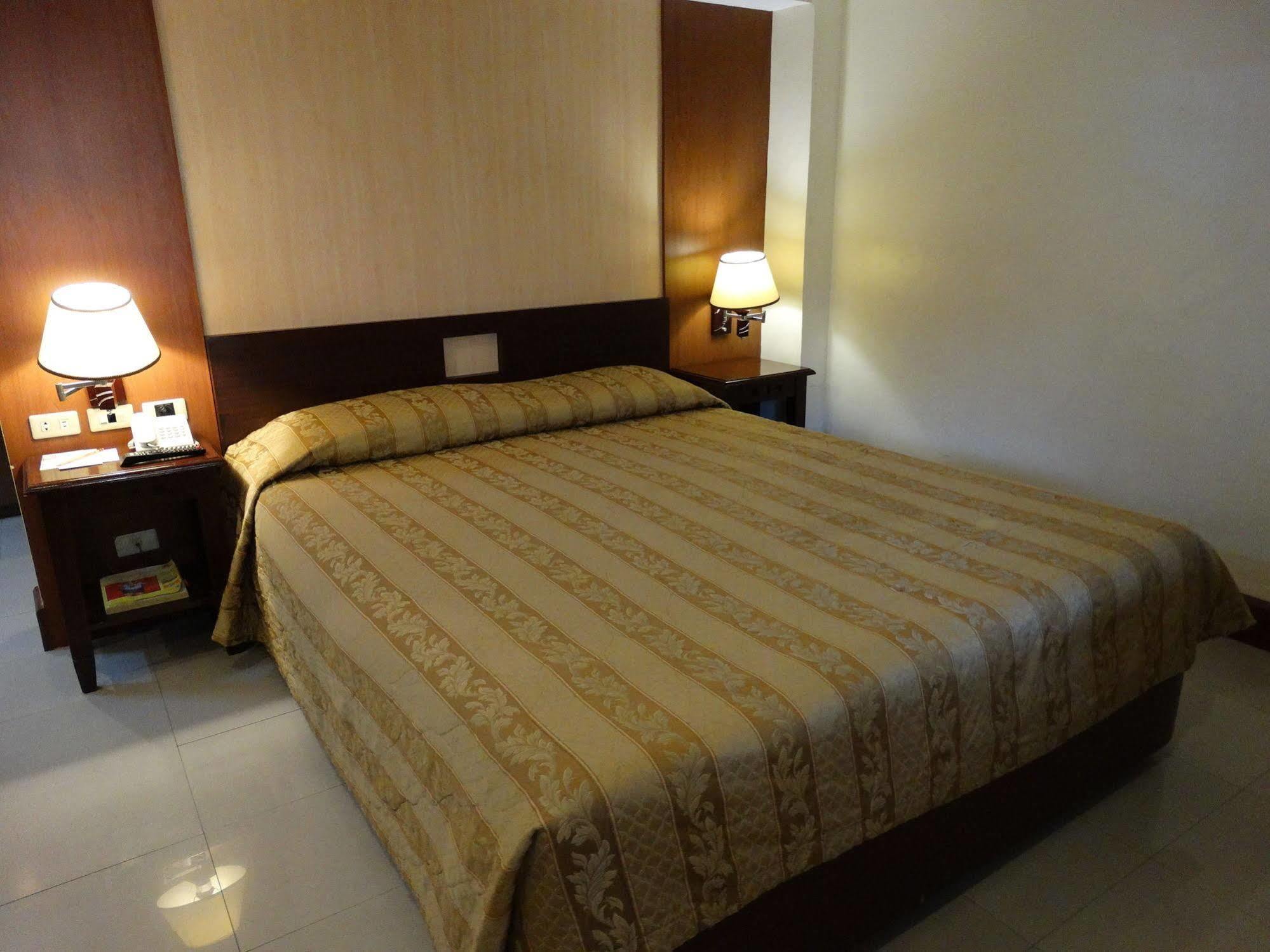 Cherry Blossoms Hotel มะนิลา ภายนอก รูปภาพ